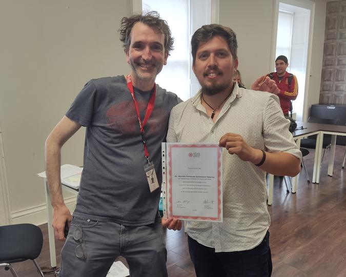 Marcelo recibiendo su certificado B2 en Atlas Language School, octubre 2022