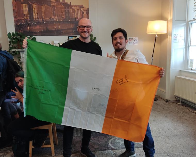 Marcelo con la bandera irlandesa firmada por sus compañeros de Atlas