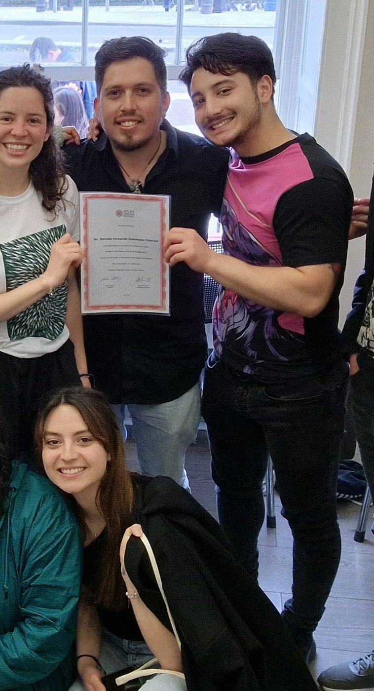 Marcelo sosteniendo su certificado C1 de Atlas Language School, julio 2023