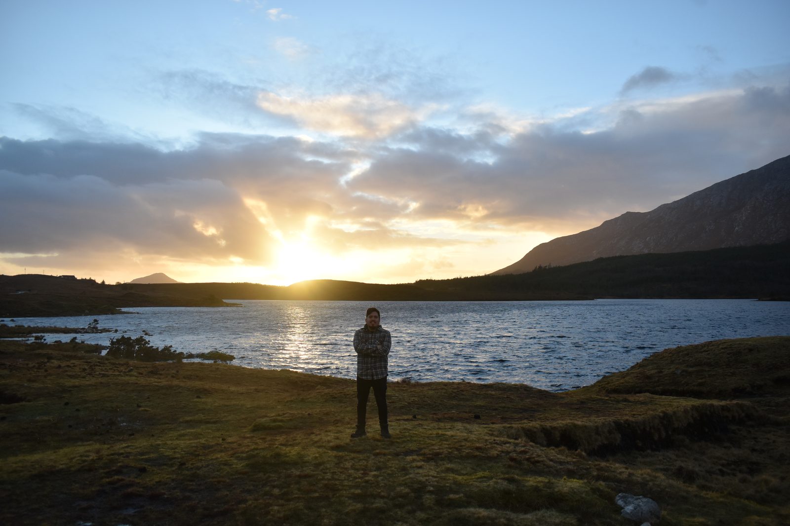 Atardecer en un lago de Connemara National Park