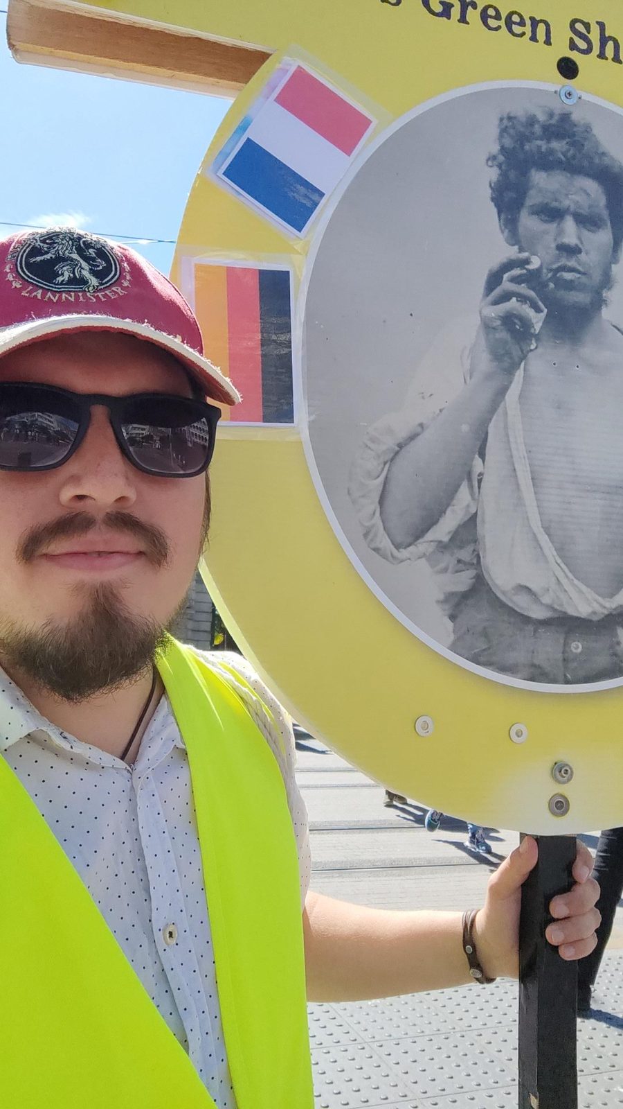 Marcelo trabajando en la promoción de una exposición sobre la Gran Hambruna frente a Grafton Street