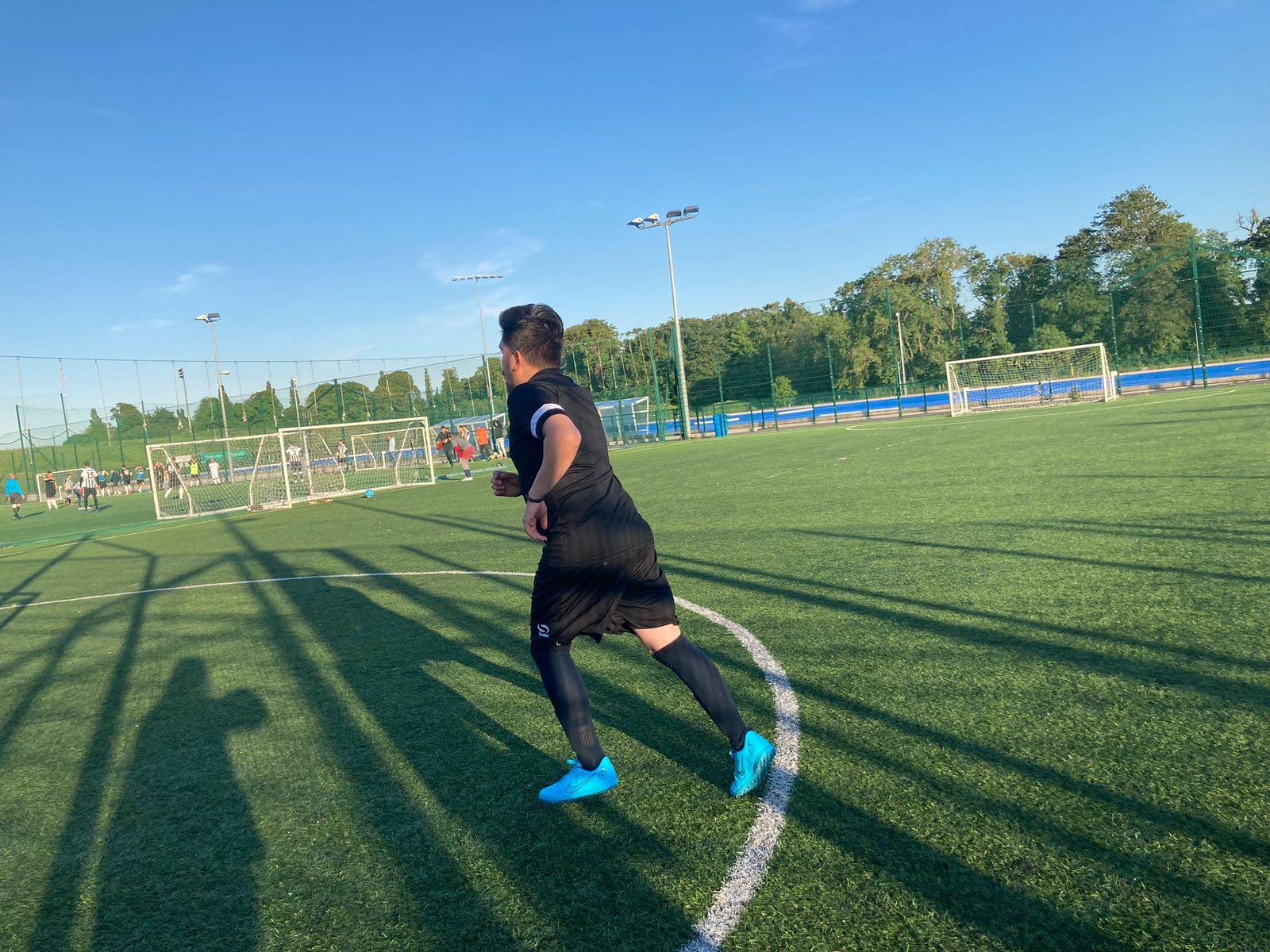Marcelo trotando en una cancha de fútbol en Dublín