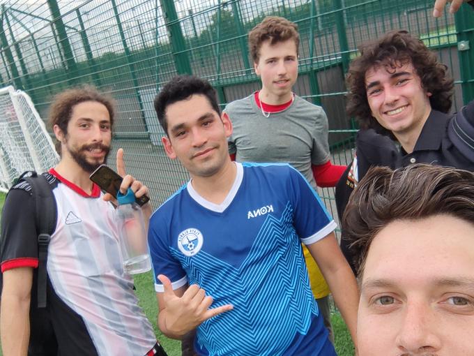Marcelo con amigos después de jugar fútbol en Dublín