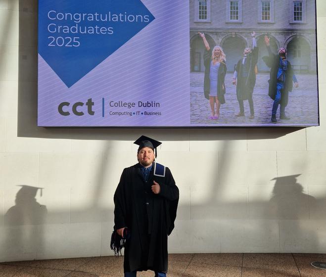 Marcelo con toga y birrete en su graduación de CCT College Dublin, noviembre 2025