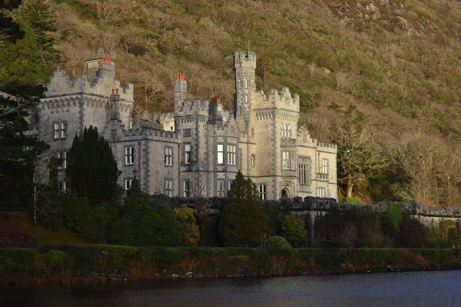 Kylemore Abbey junto al lago en Connemara