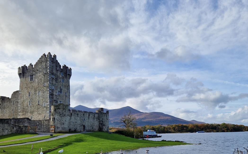 Ross Castle reflejado en el lago Leane, Killarney