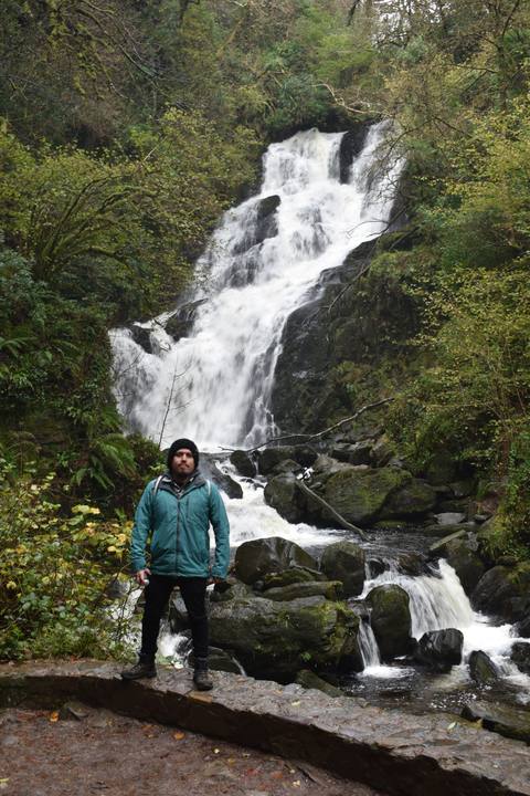 Marcelo frente a las Torc Waterfalls en Killarney
